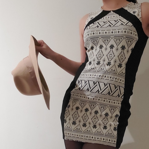 HM | Geometric Bodycon Dress - Picture 1 of 4